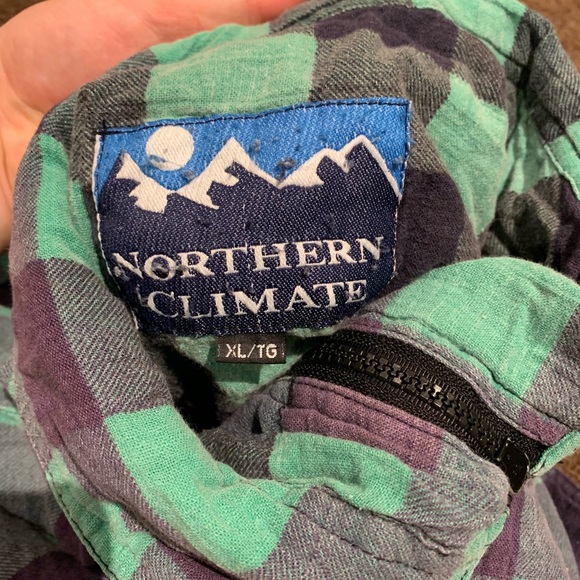 Men’s 90’s Inspired Puffer Vest - Picture 3 of 5